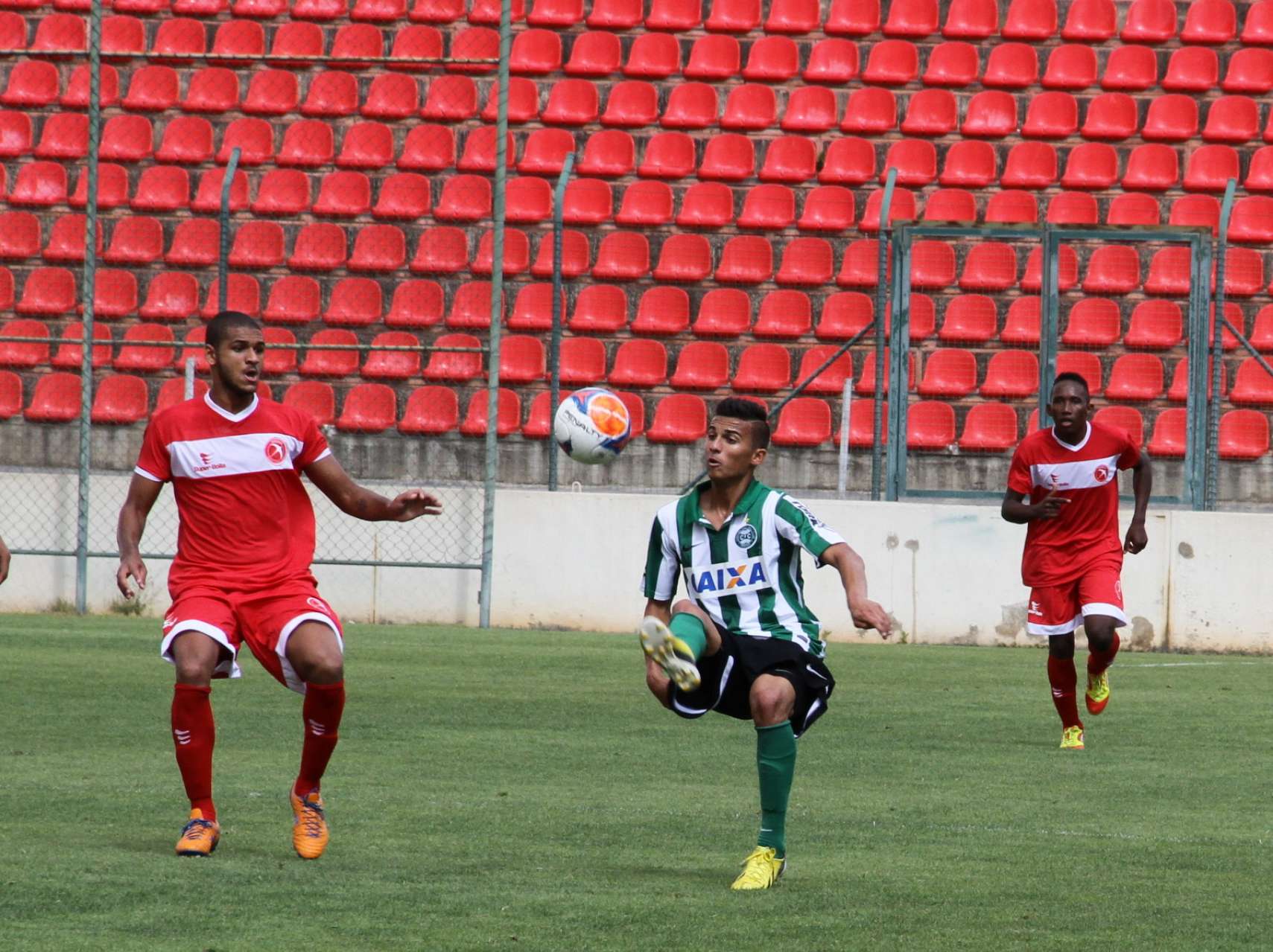 Na Ta�a BH, Coxa pega o Inter