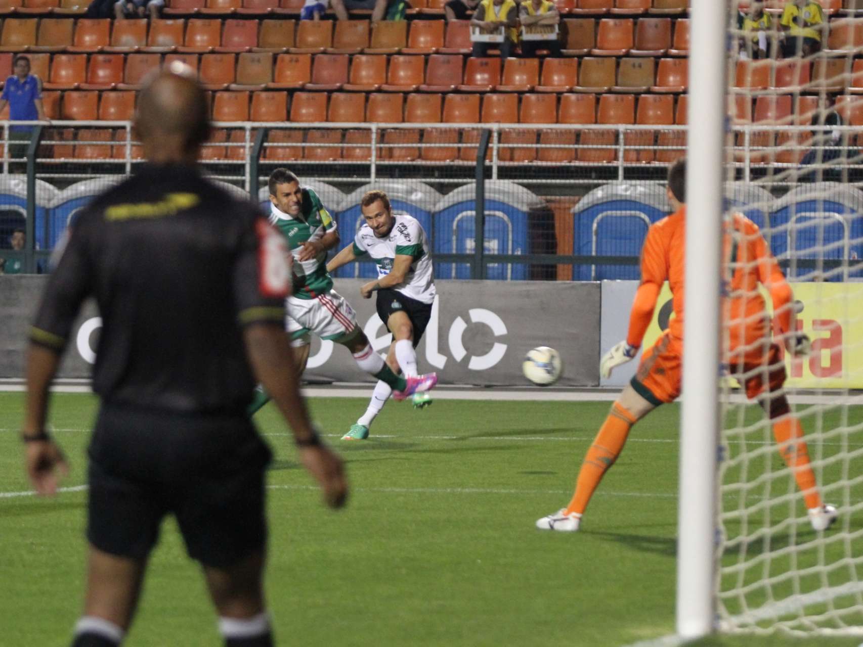 Galeria Coxa: jogo no Pacaembu