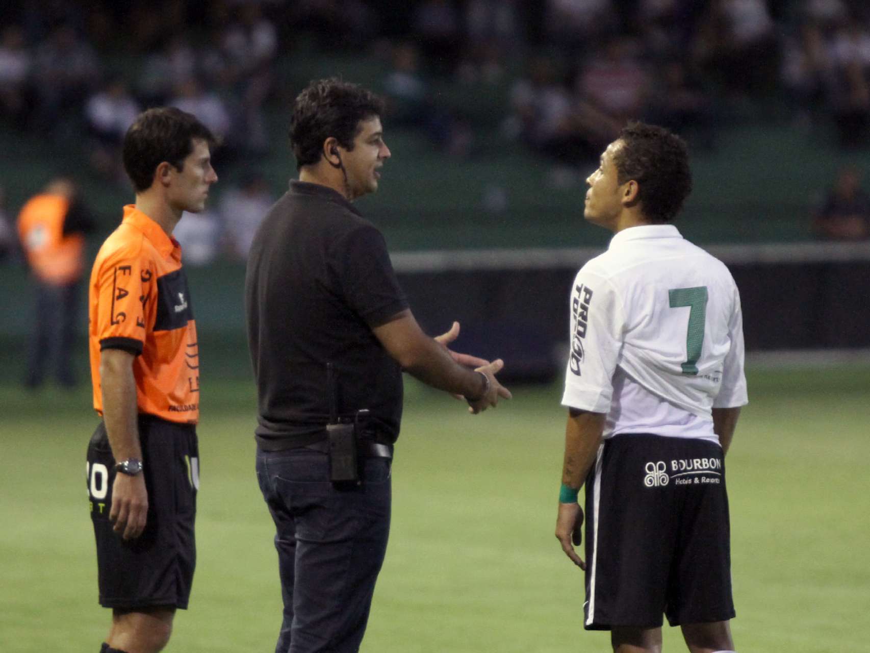 Coxa tem evolu��o em campo, mas t�cnico ainda quer mais 