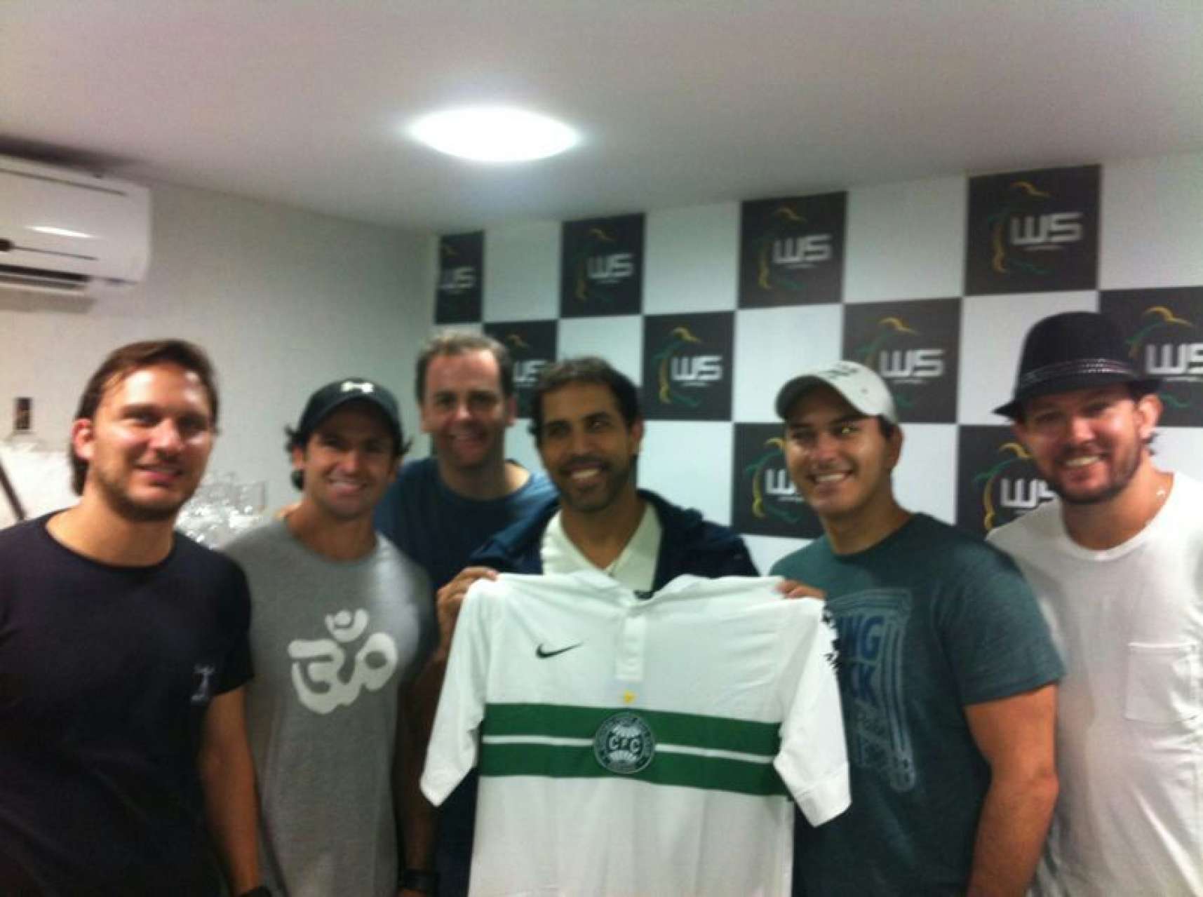 Inimigos da HP recebem camisa do Coritiba