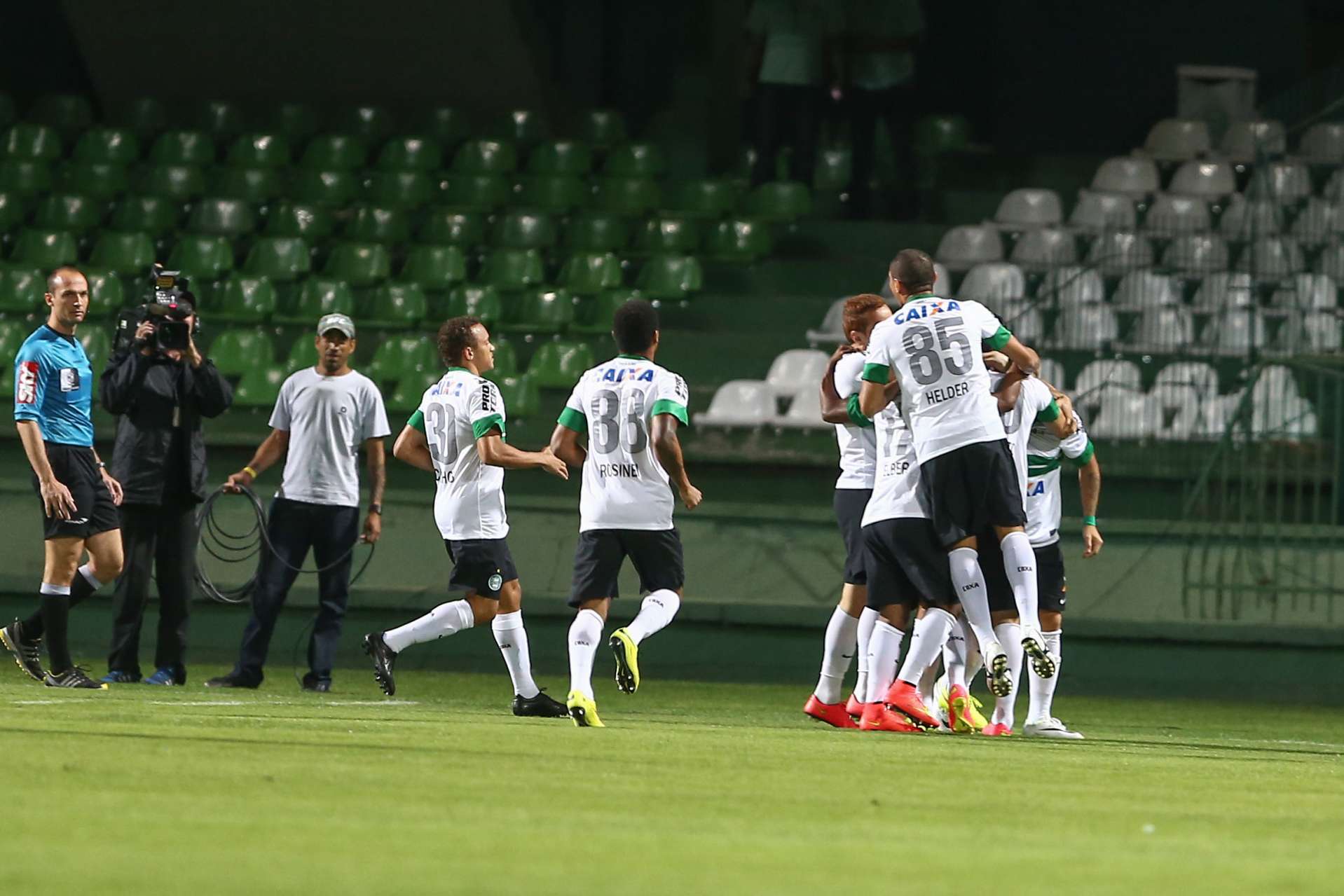 Coxa vence no in�cio do returno