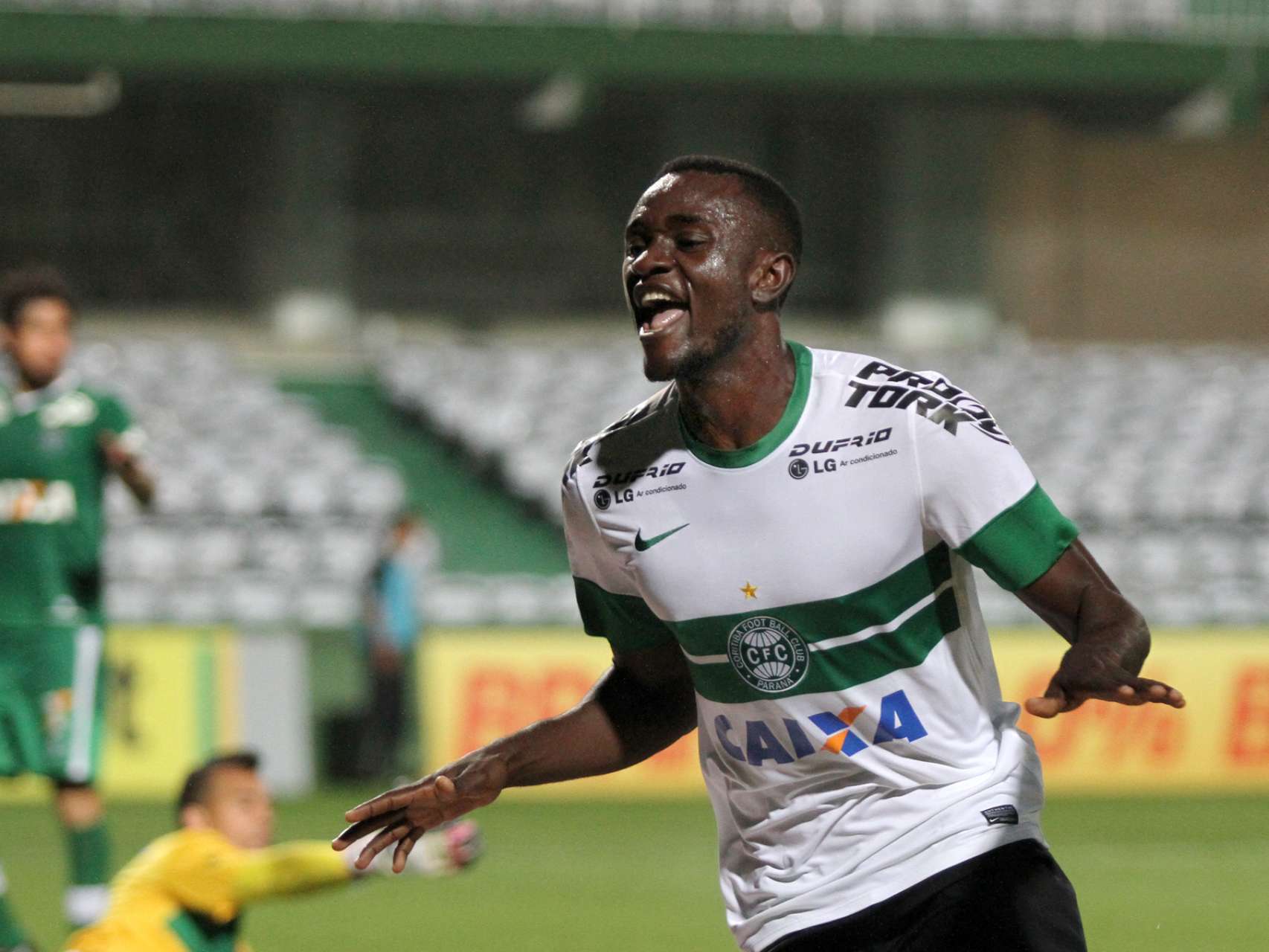 Joel estreia com gol no Couto