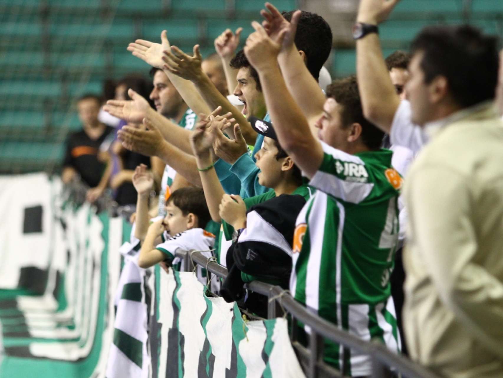 Torcida comparece em peso para apoiar Coritiba Futsal