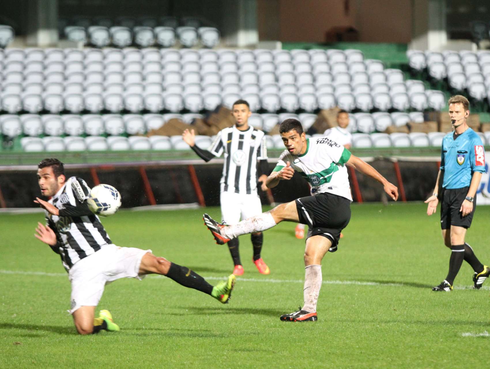 Coxa estreia com derrota