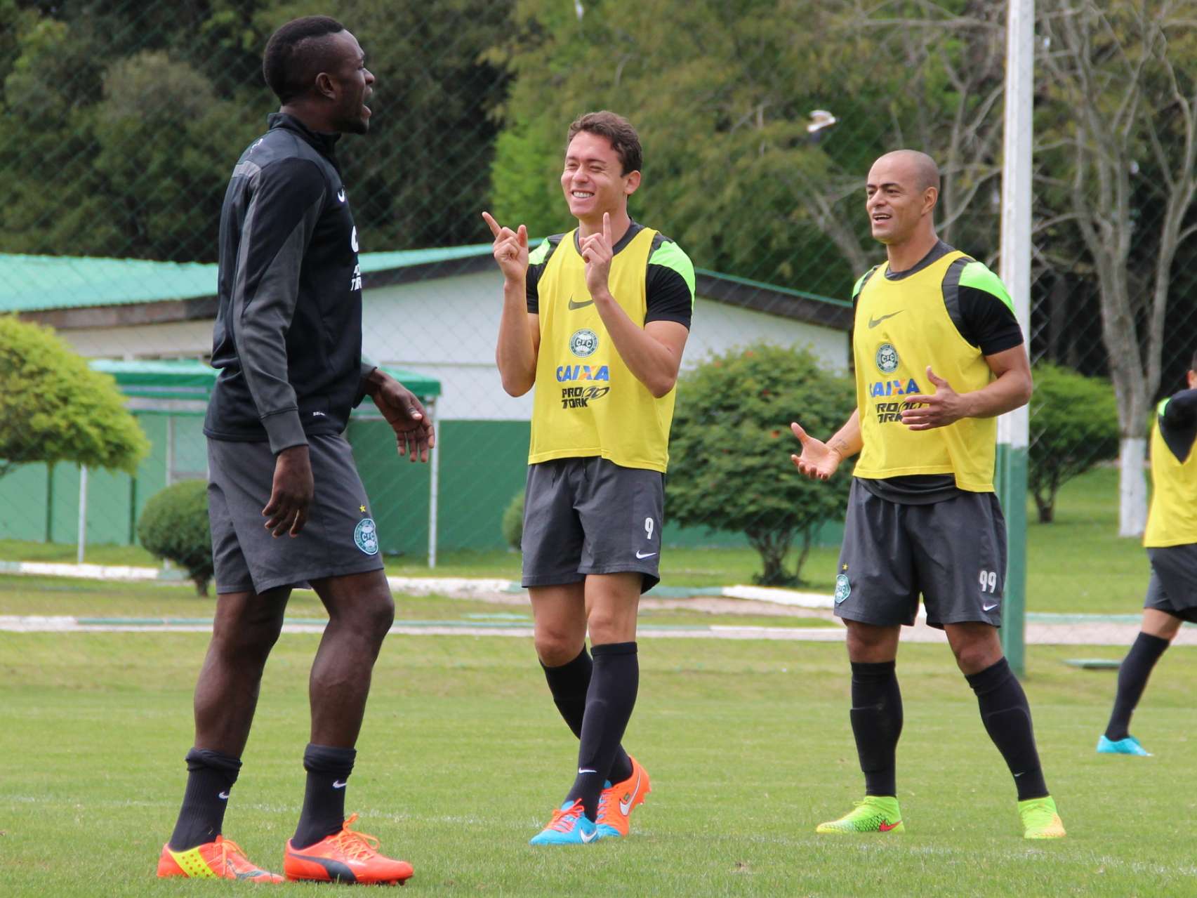 Coxa treina de olho no Tigre