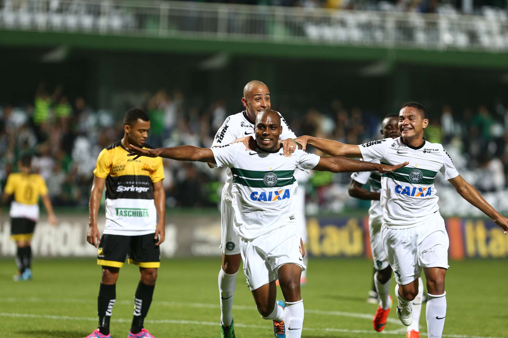 Coxa vence mais uma