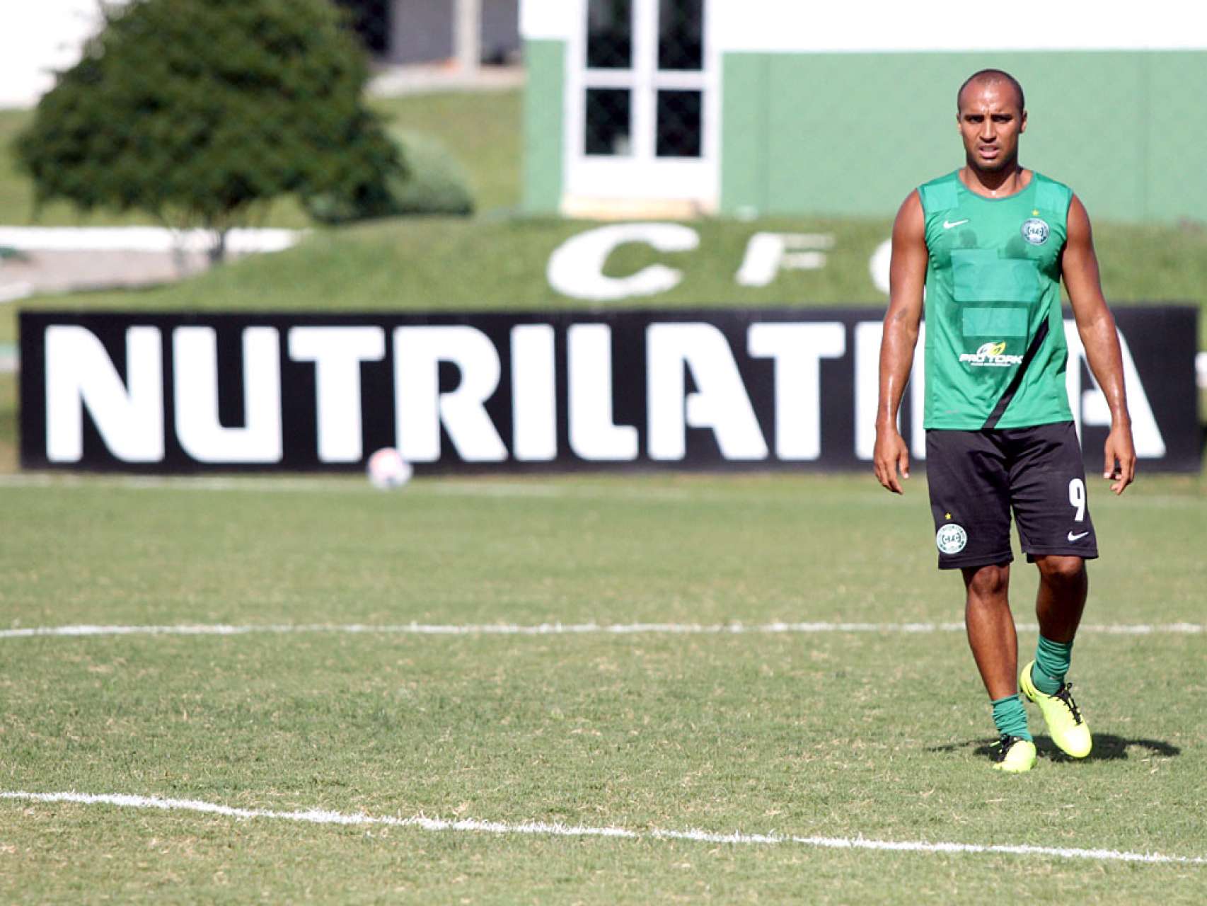 Deivid inicia semana treinando com o grupo