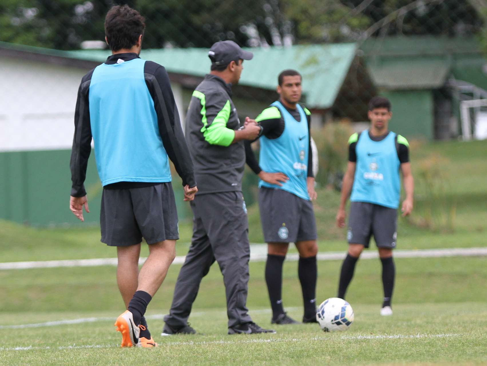 Atletas iniciam treinos com bola