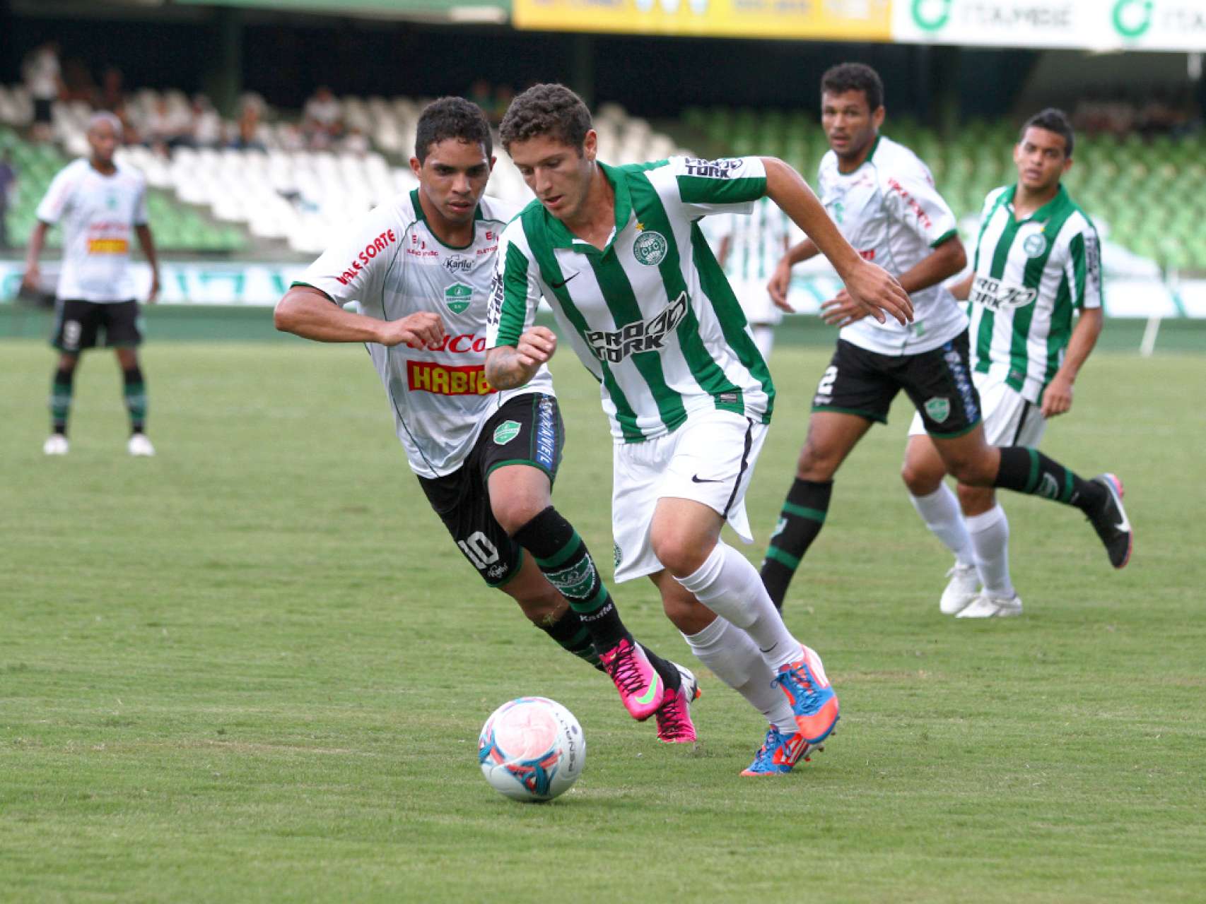 Piazada coxa-branca corresponde em campo