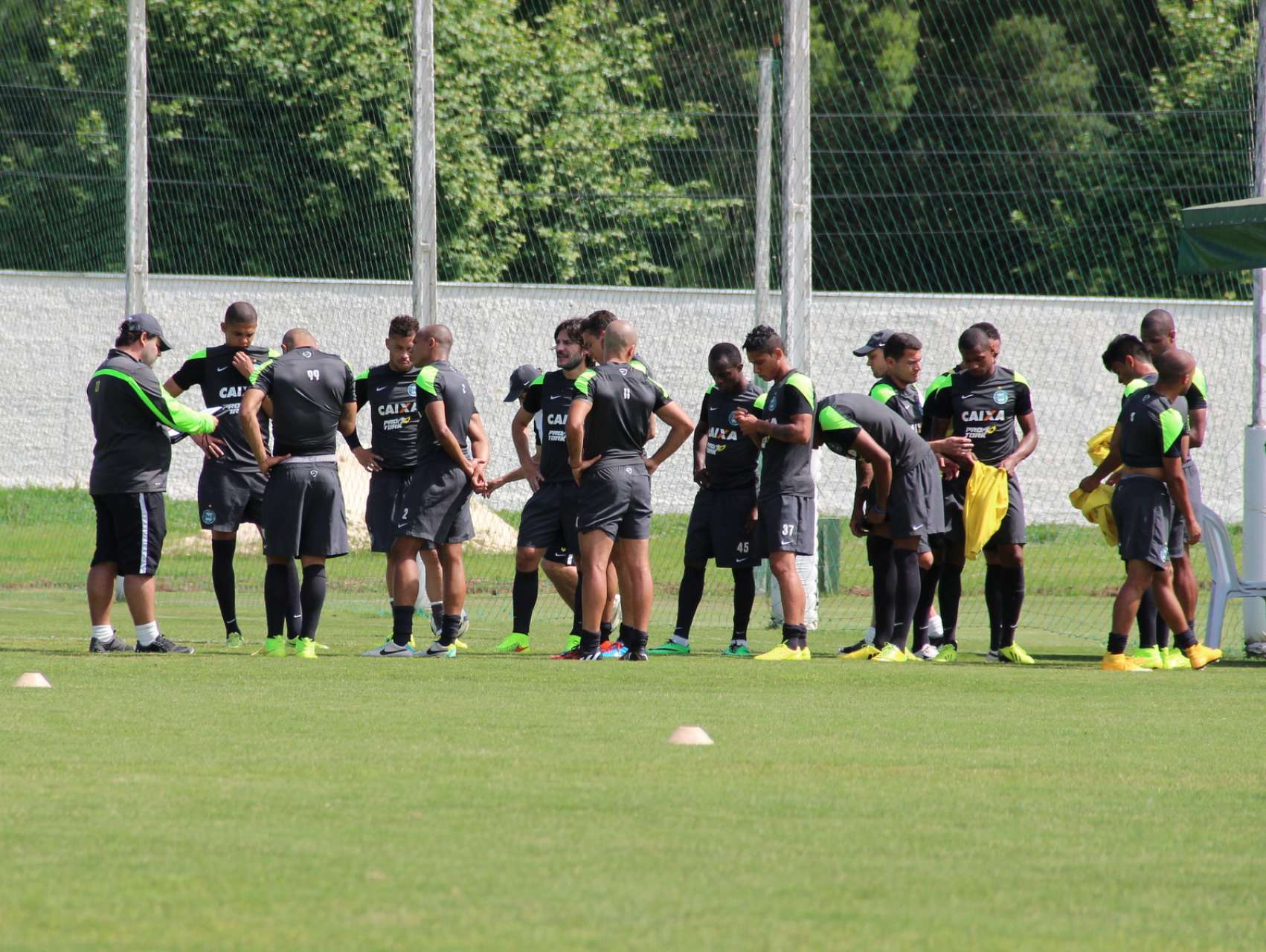 Coxa inicia semana cheia