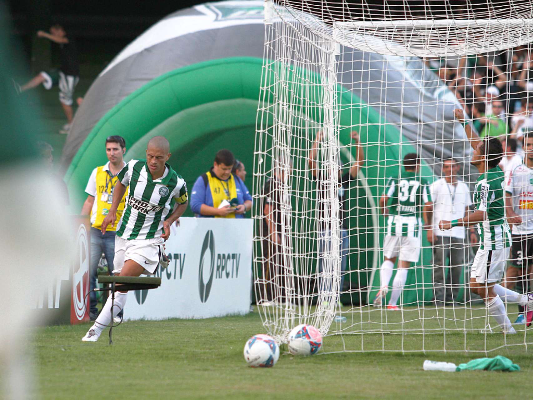Alex marca gol que define a vit�ria