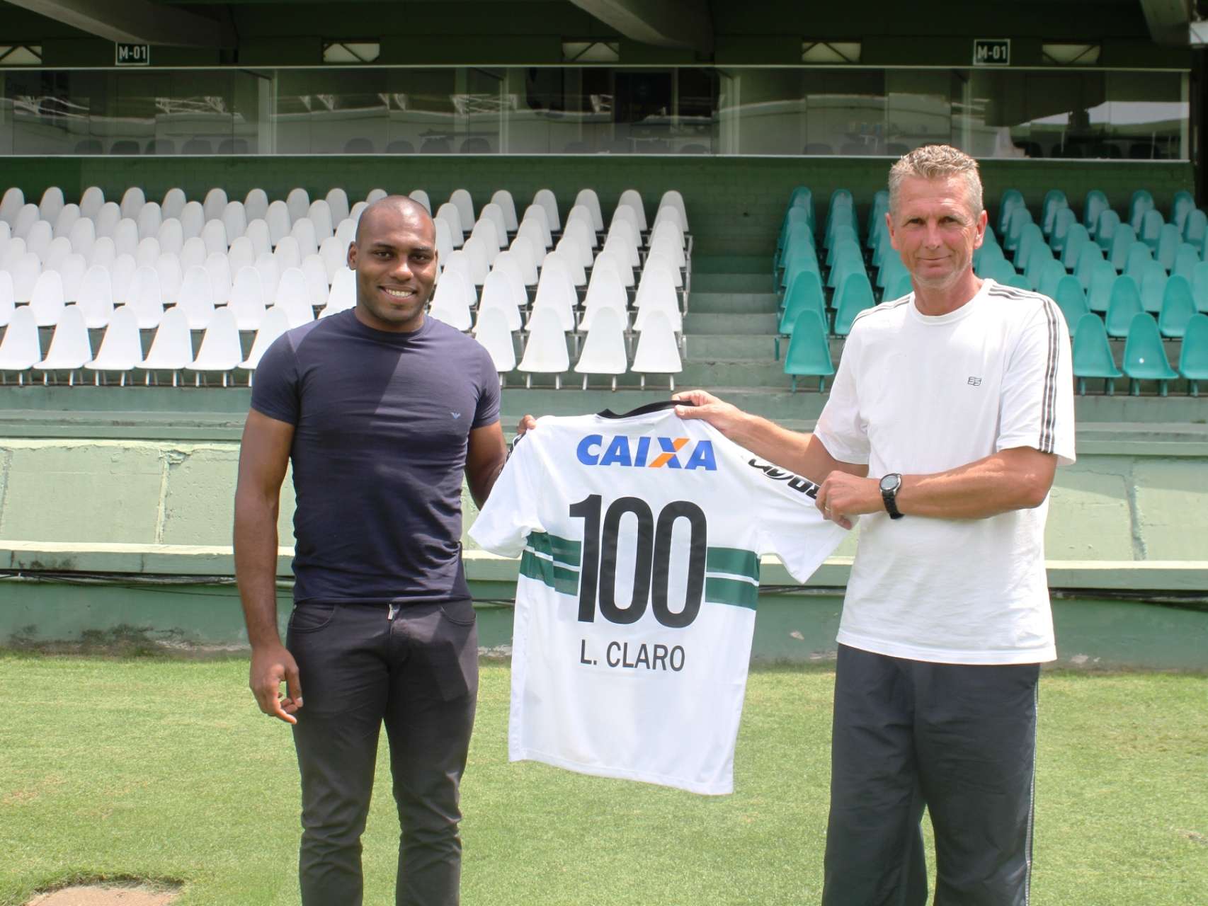 Luccas Claro recebe camisa 100