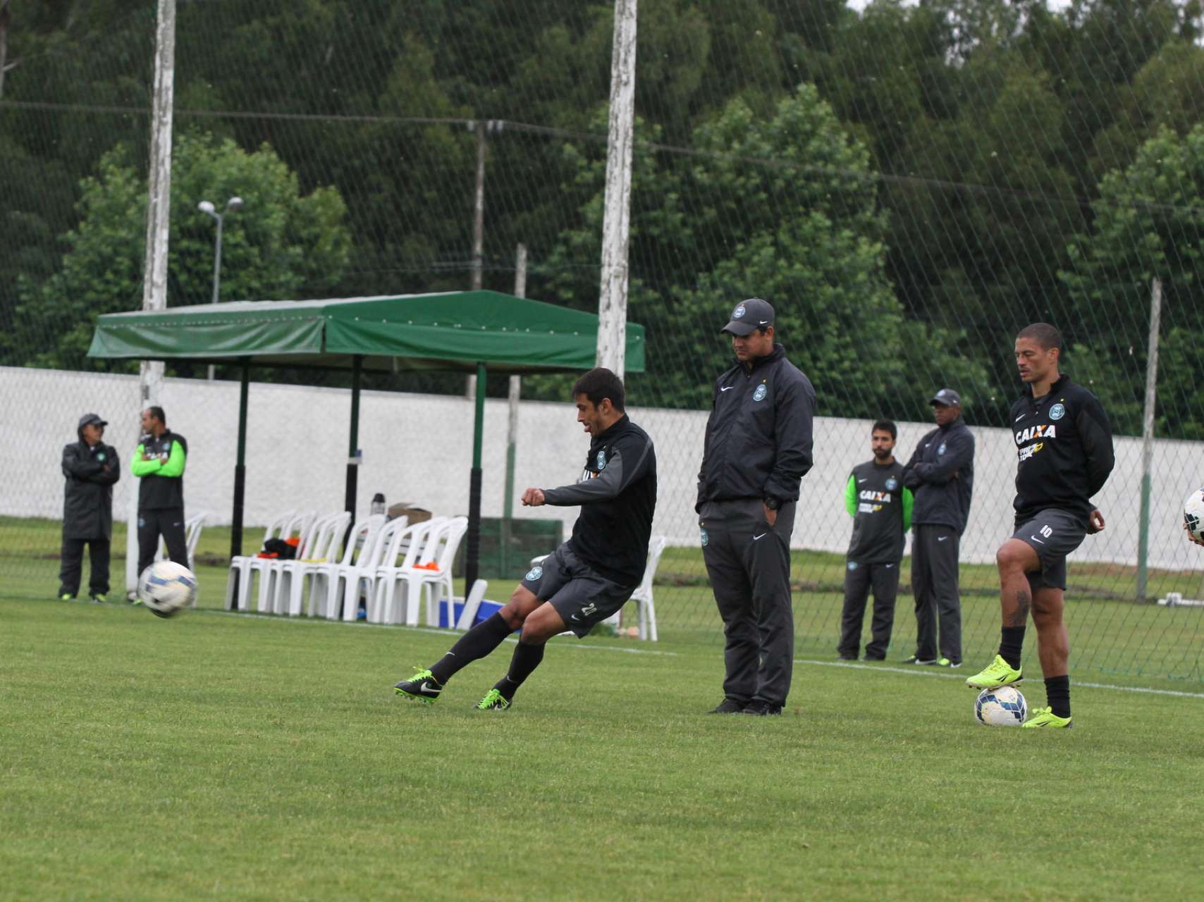 Treino, garoa e fotos