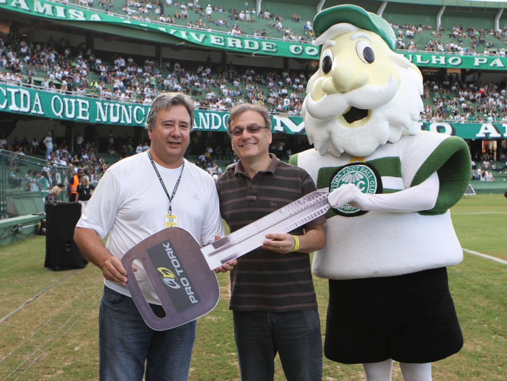 S�cio recebe moto da Pro Tork no gramado do Couto