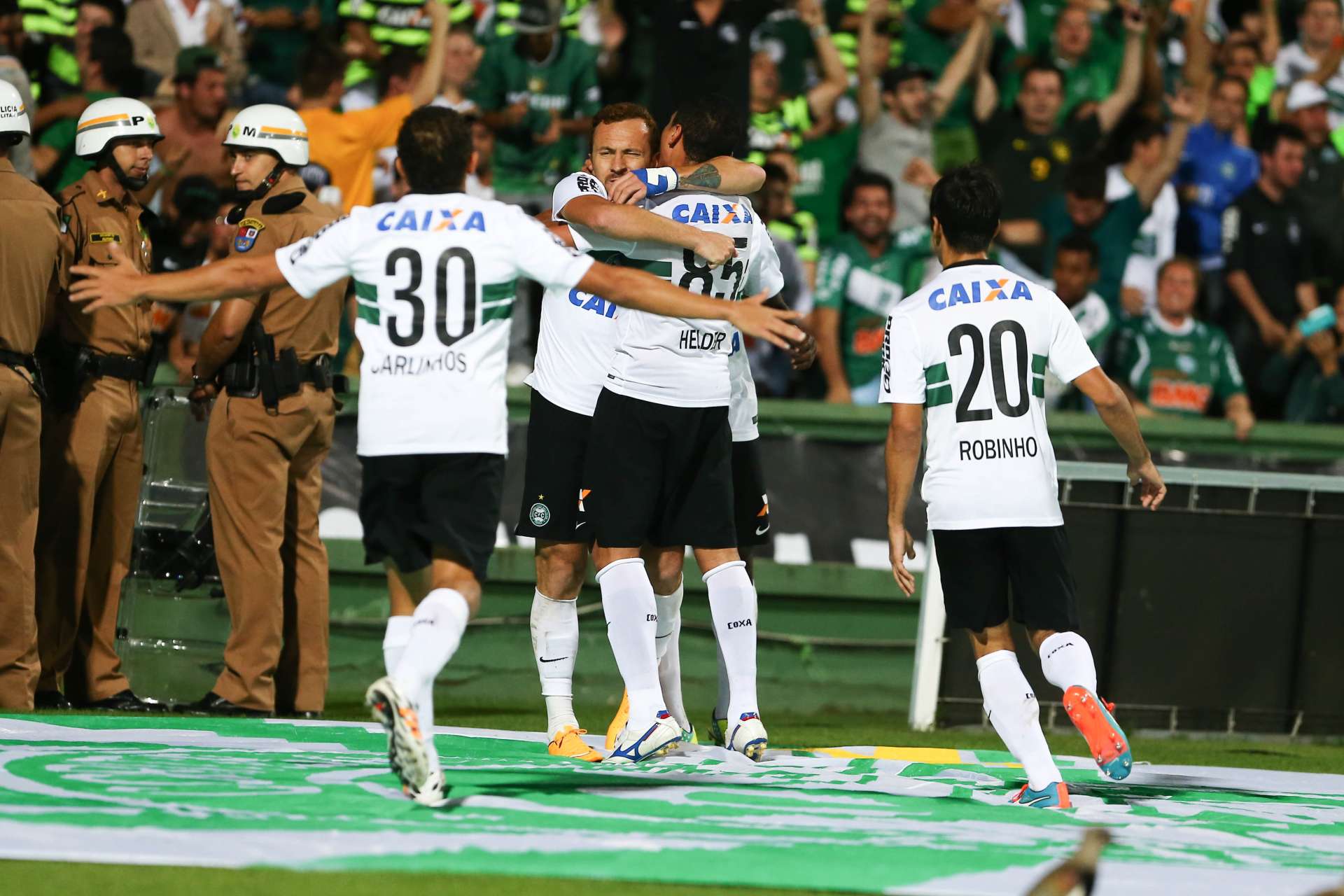 Coxa vence confronto direto