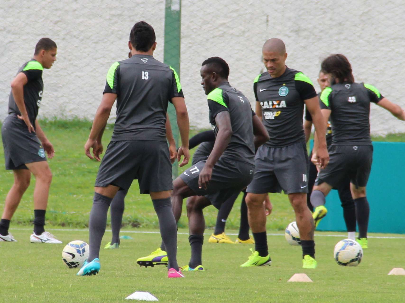 Elenco treina no CT