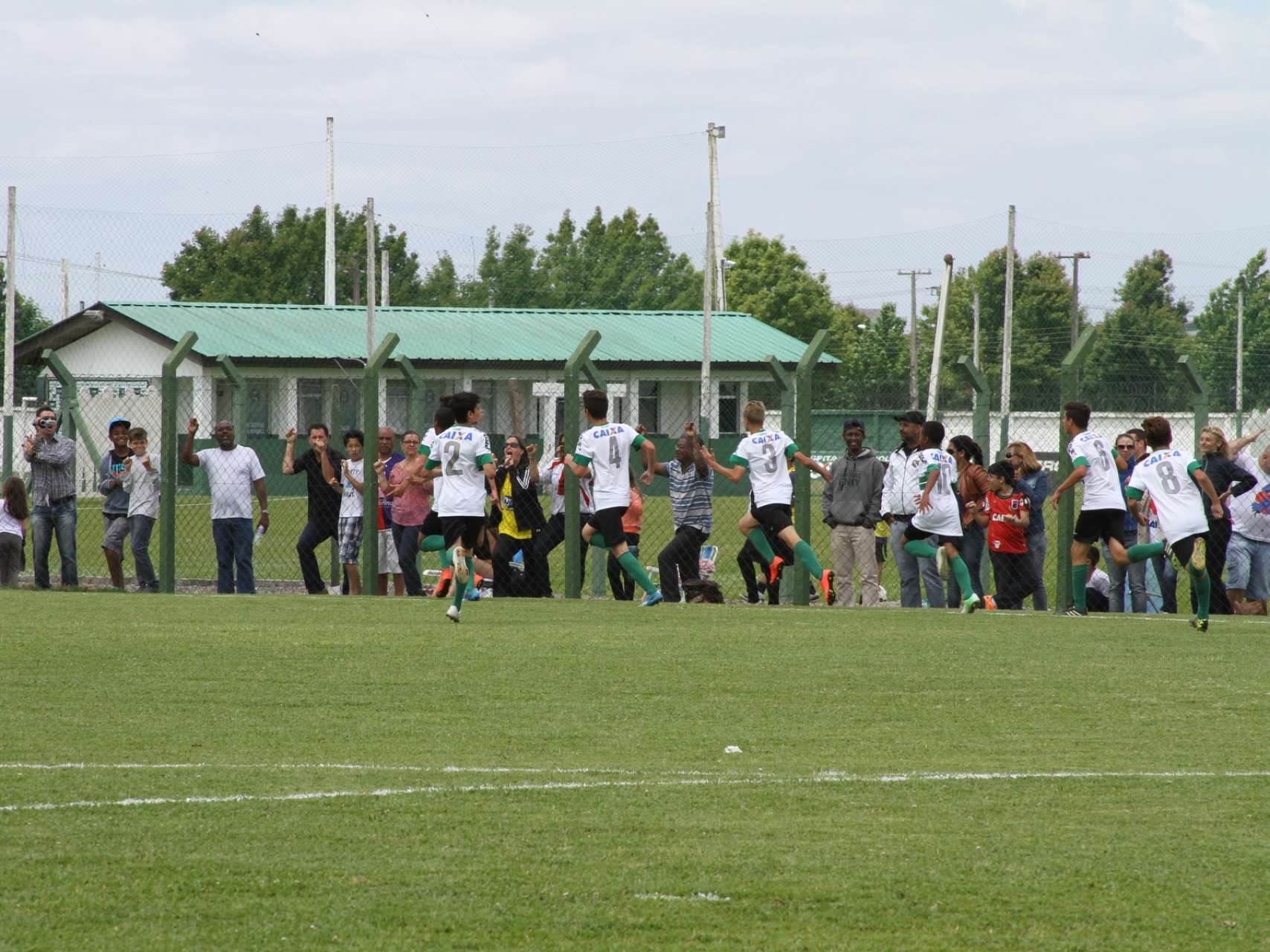 Coxa goleia na estreia