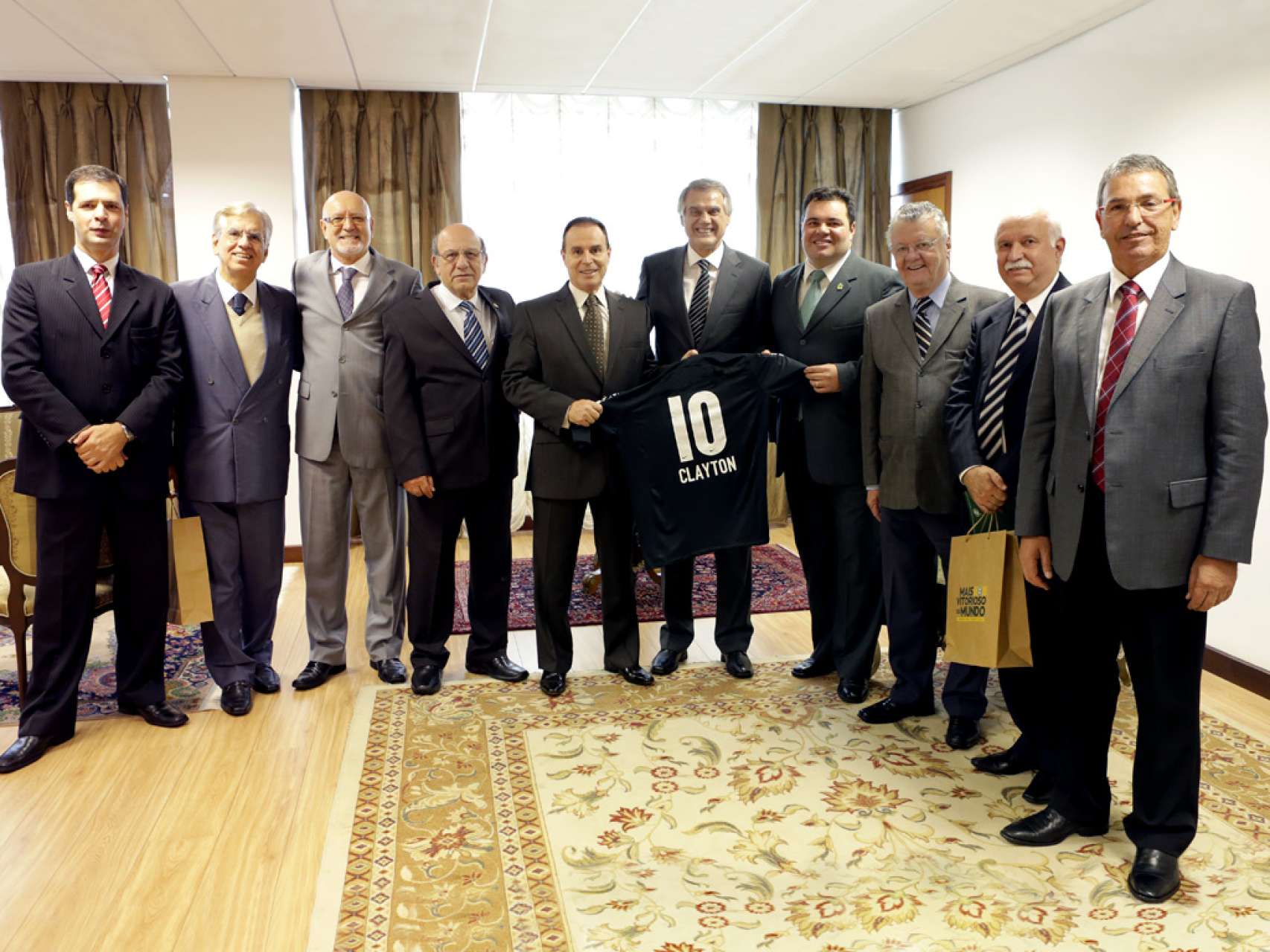 Coxa homenageia c�pula rec�m-empossada do TJ-PR