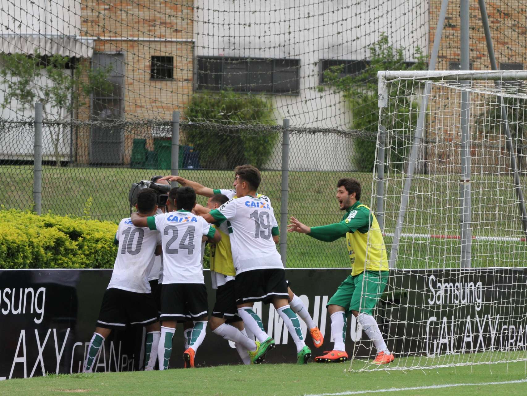 De virada, Coxa vence mais uma