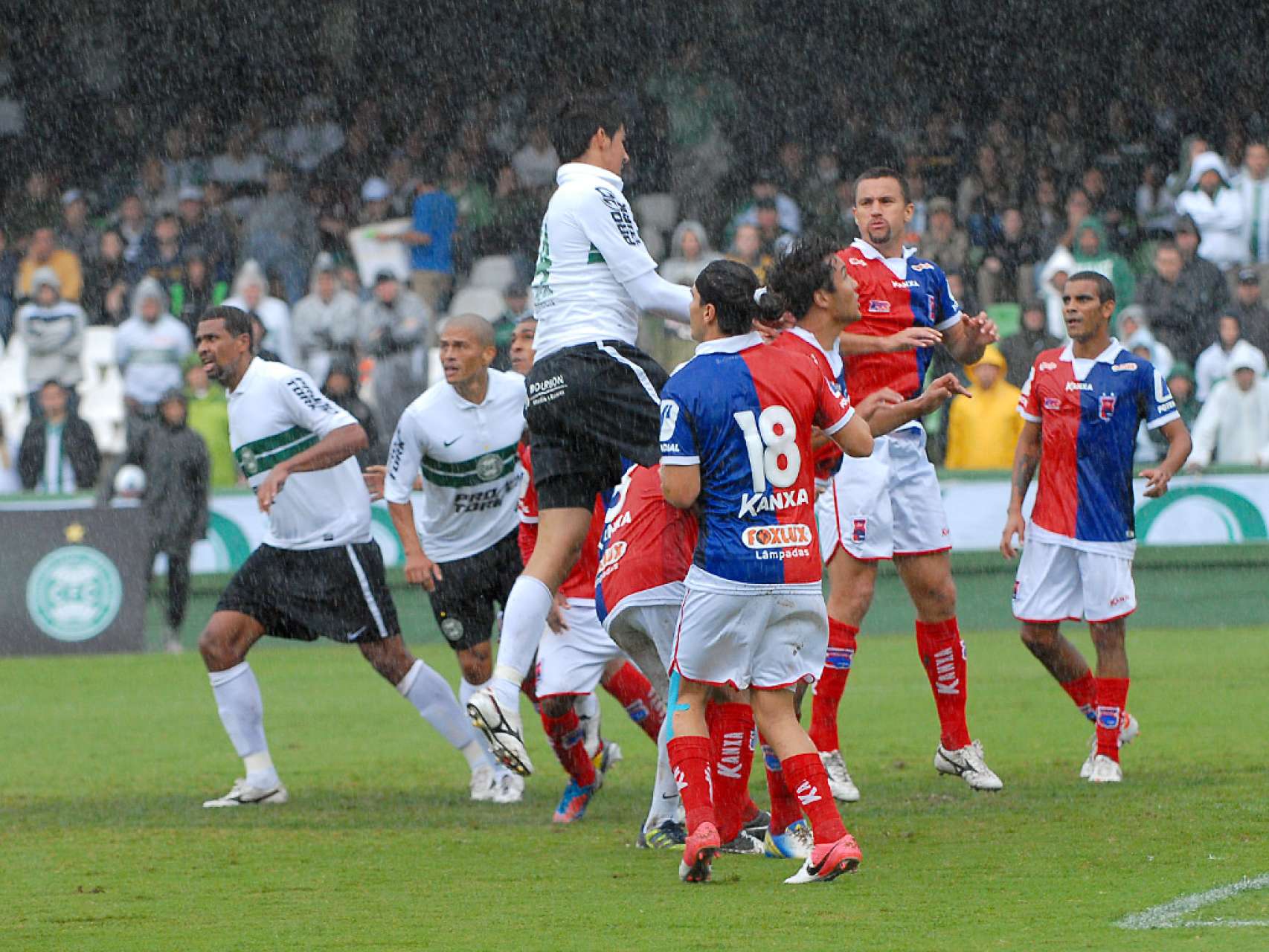 Ap�s 16 jogos, Coxa sofre primeiro rev�s em 2013