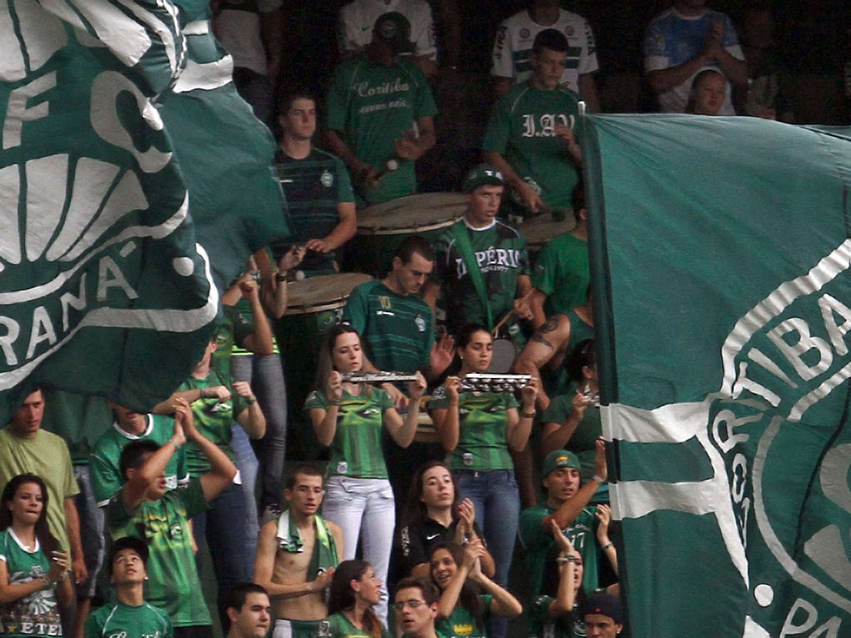 Bateria da Imp�rio se apresenta no Couto