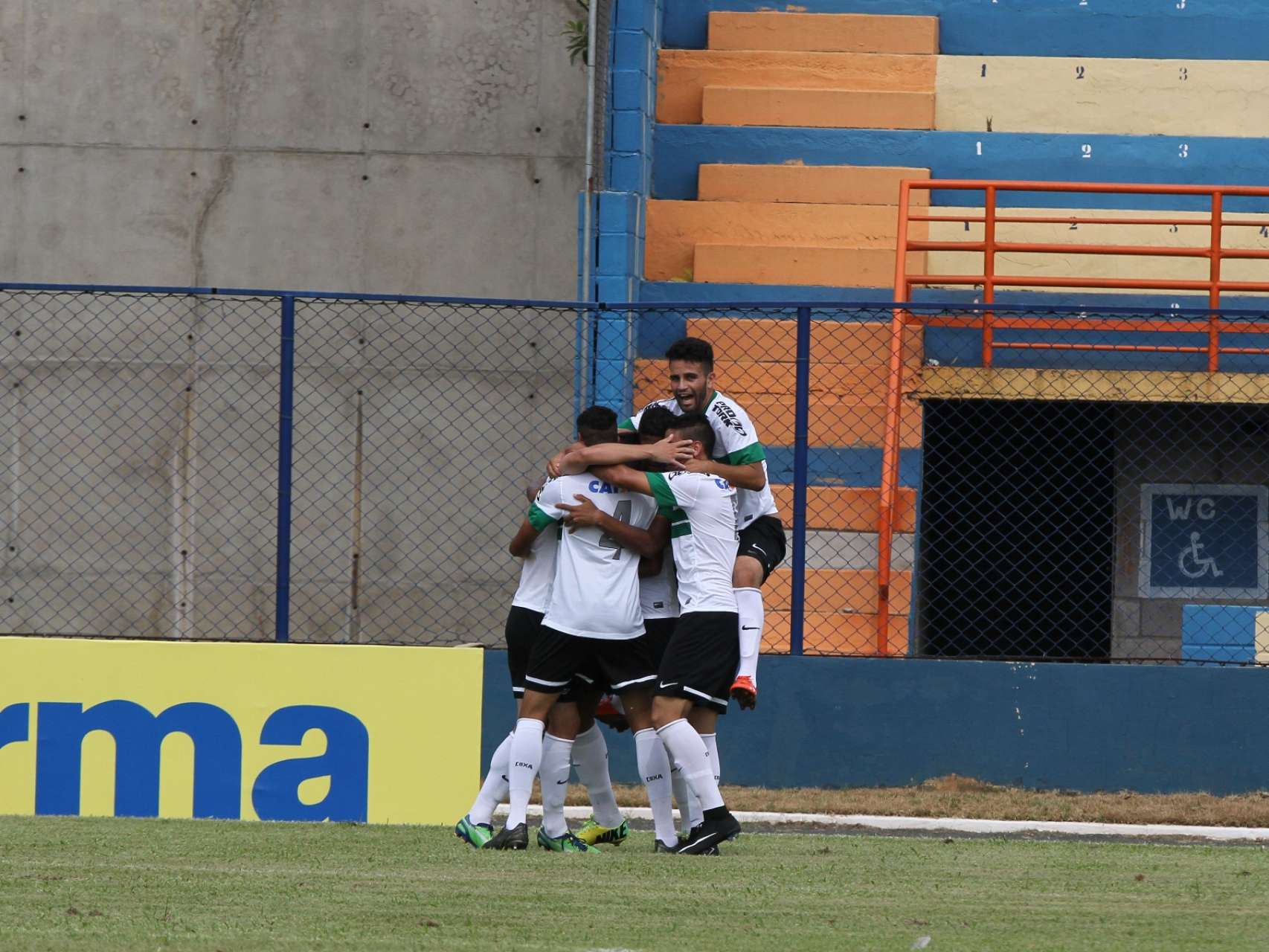 Com o p� direito