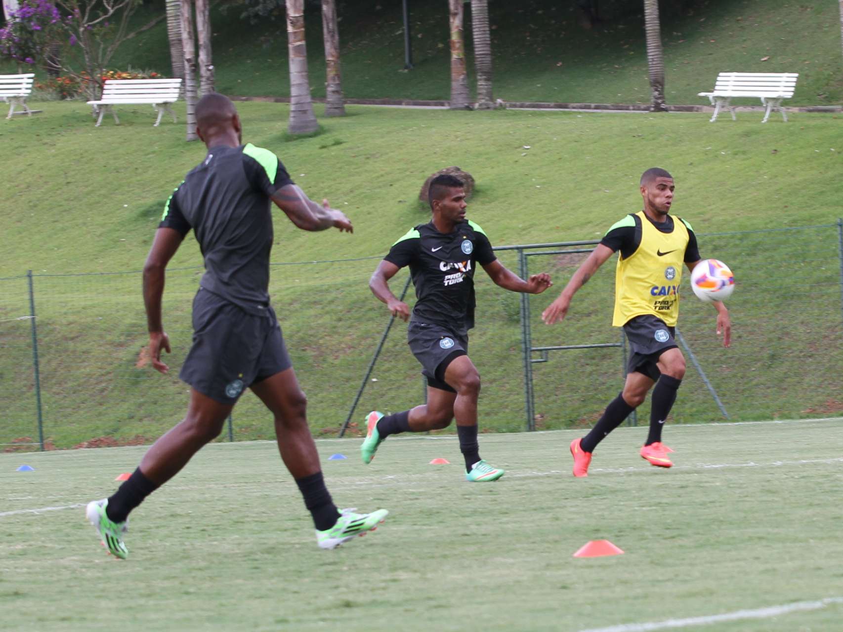 Coxa retoma treino t�tico