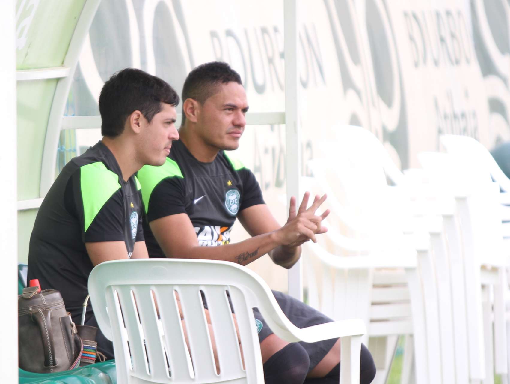 H�lder come�a atividades