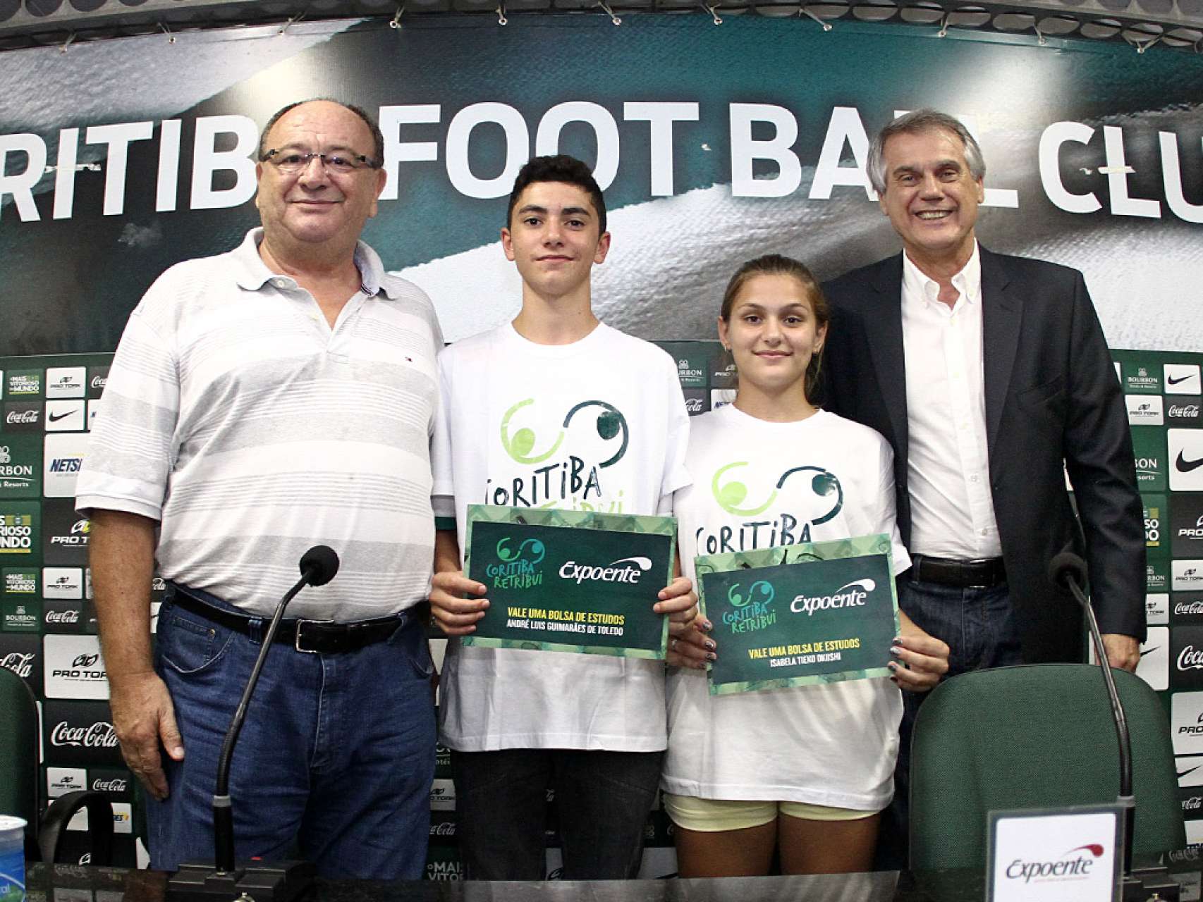 Coritiba faz entrega de bolsas de estudo para jovens