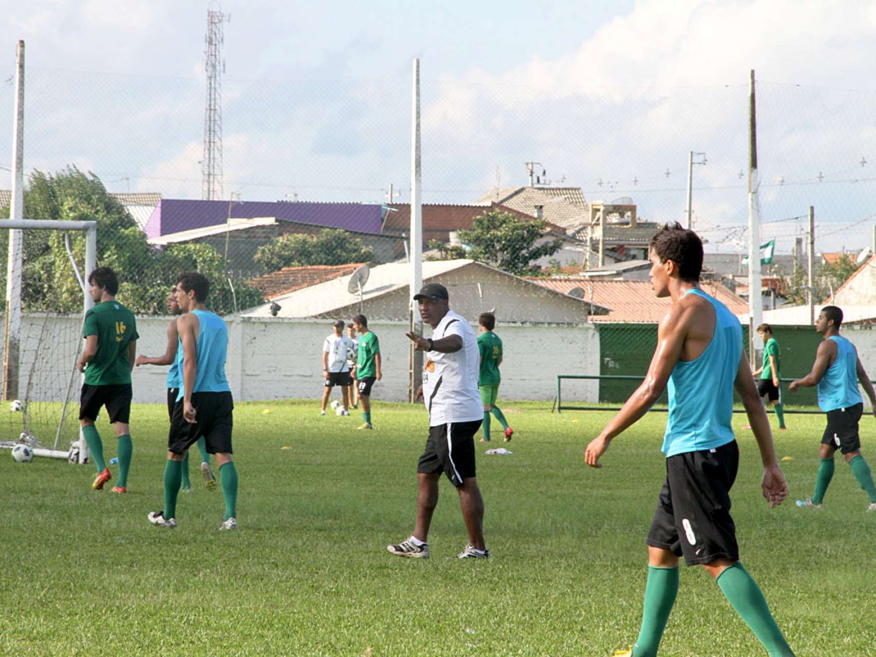 Coxa realiza jogo treino no CT