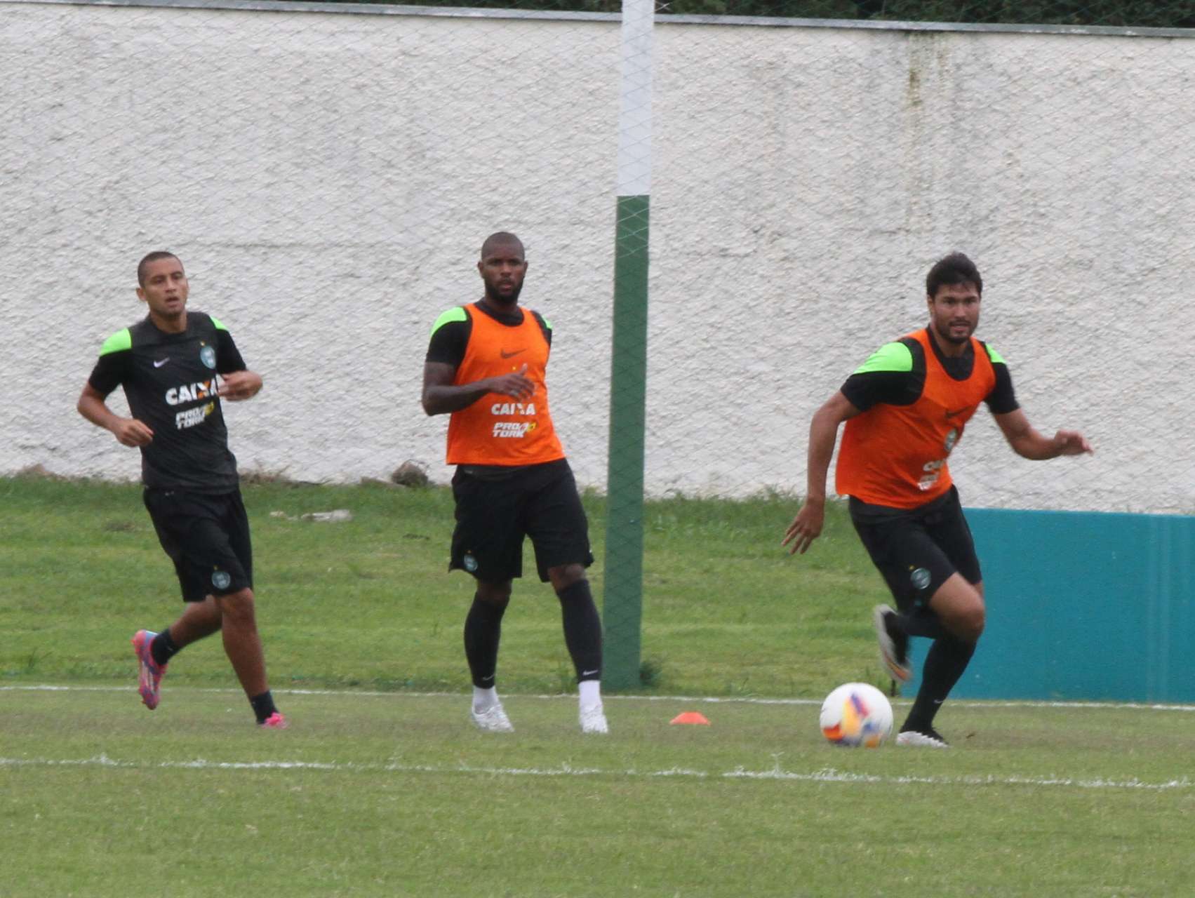 Marquinhos comanda treino no CT