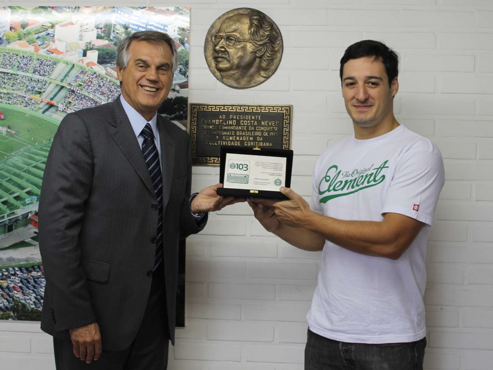 Coritiba presta homenagem a fam�lia de Evangelino