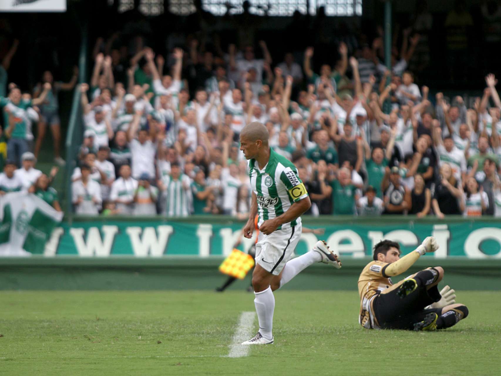 Alex volta a marcar no Couto