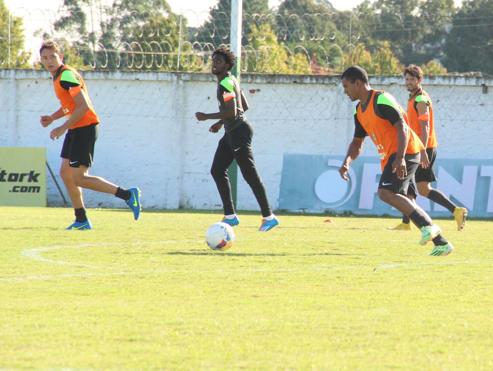 Coxa abre trabalhos em campo