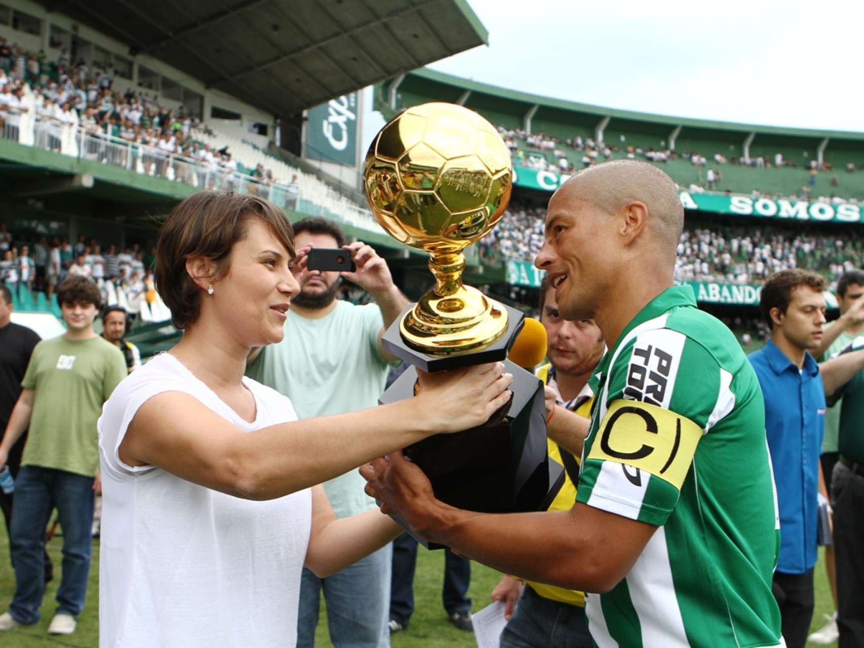 M�rcia Fruet entrega trof�u do primeiro turno ao Coritiba