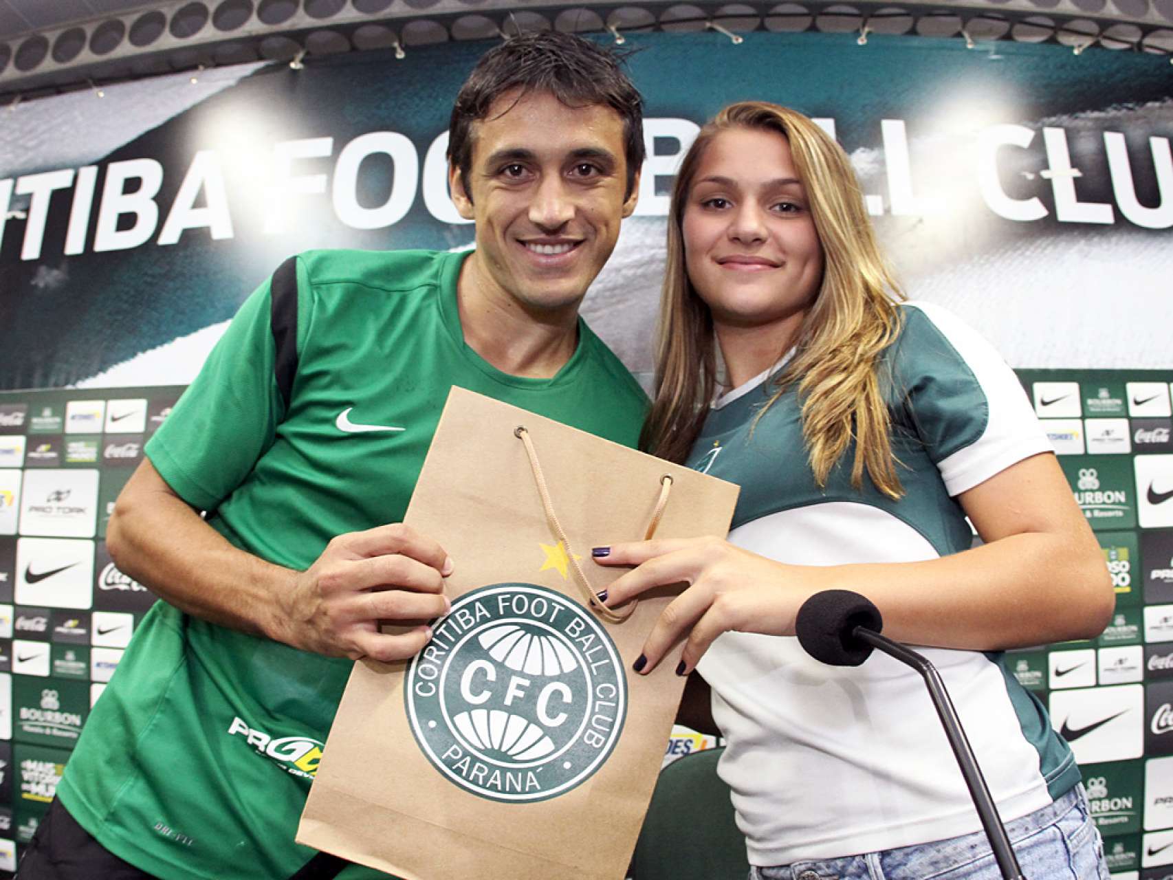 Lutadora de Karat� e s�cia Coxa visita o Couto Pereira