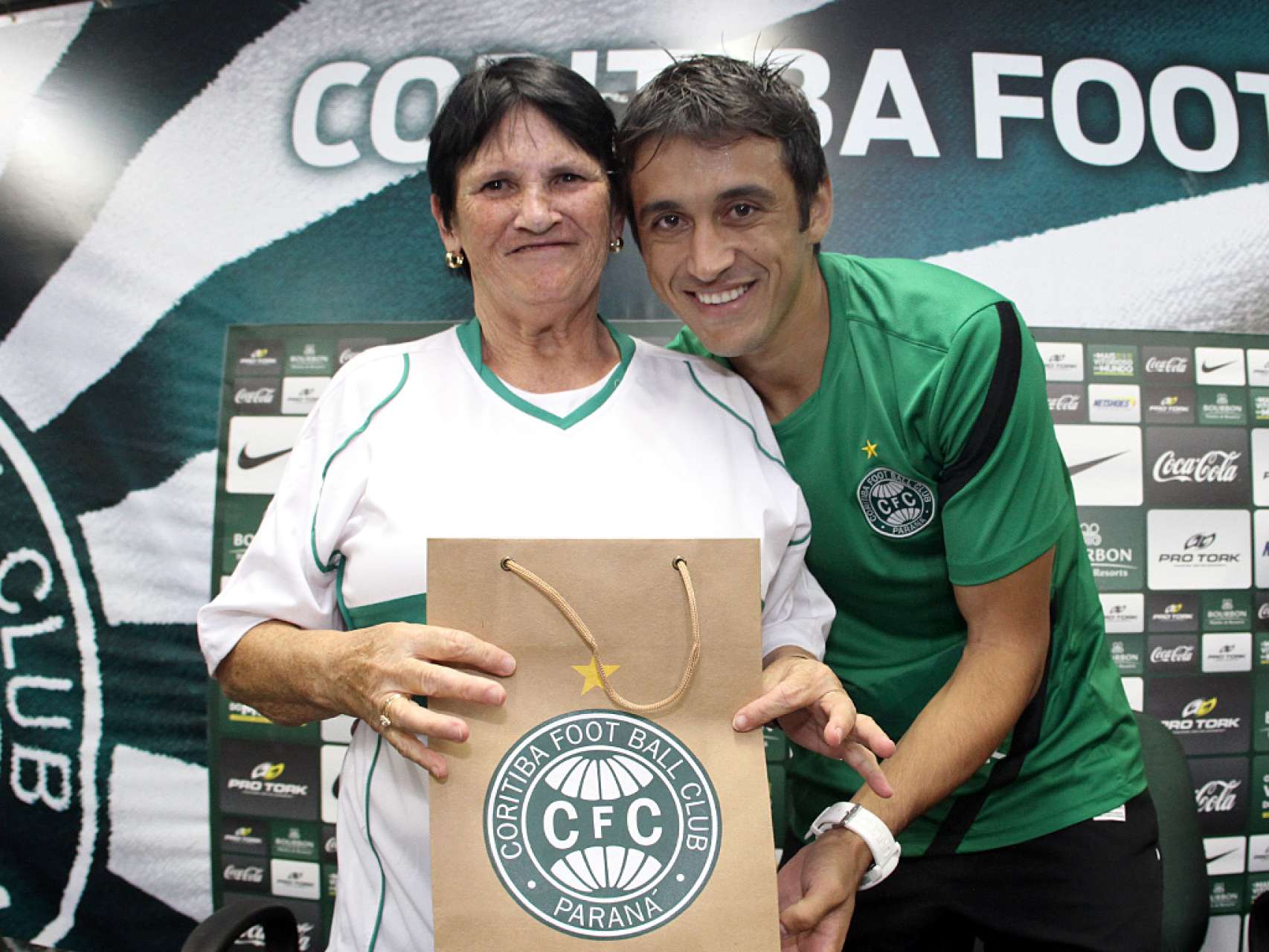 S�cia aniversariante acompanha coletiva ap�s a partida 