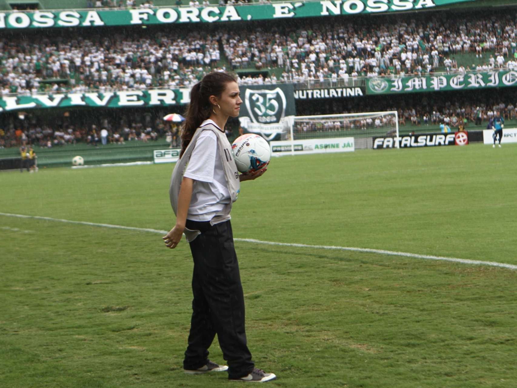 Mulheres gandulas atuam na partida entre Coxa e Oper�rio