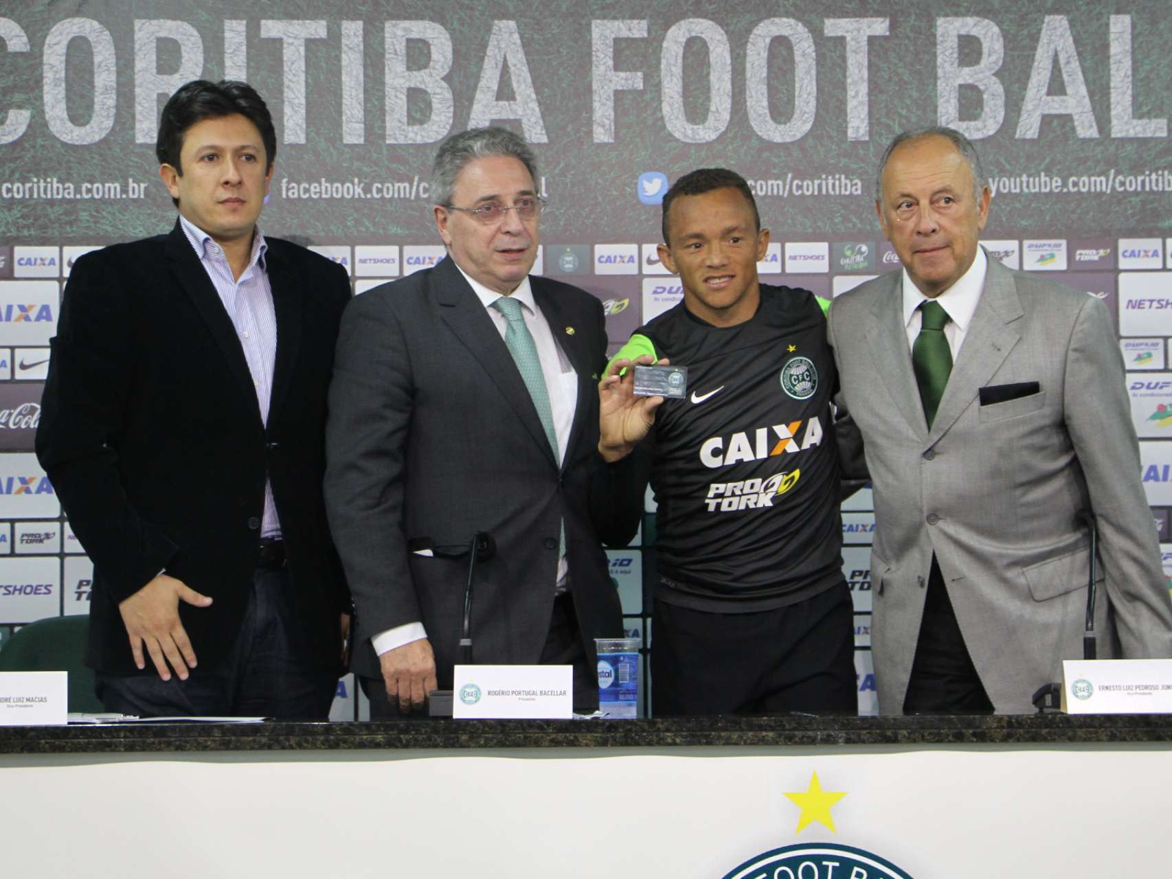 Carlinhos tamb�m completa o time