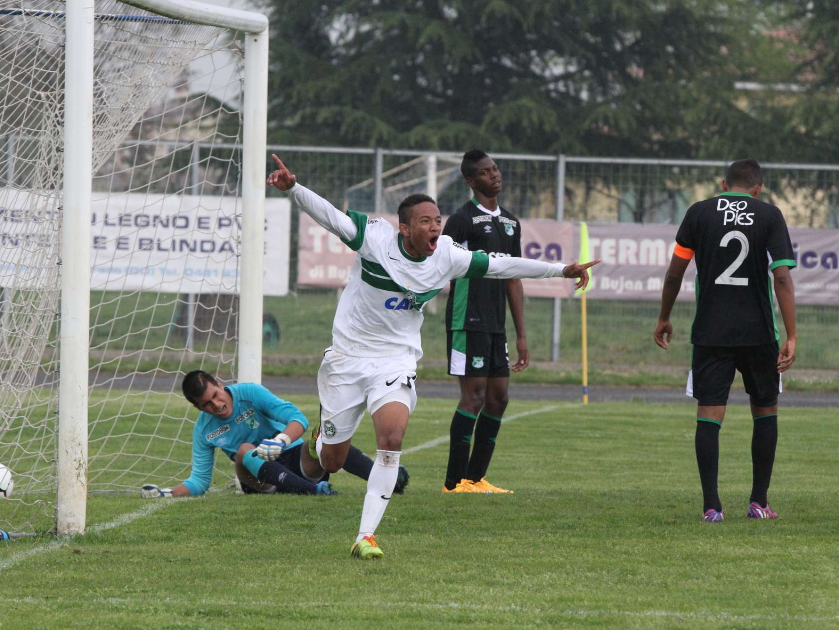 Coxa vence o Deportivo Cali