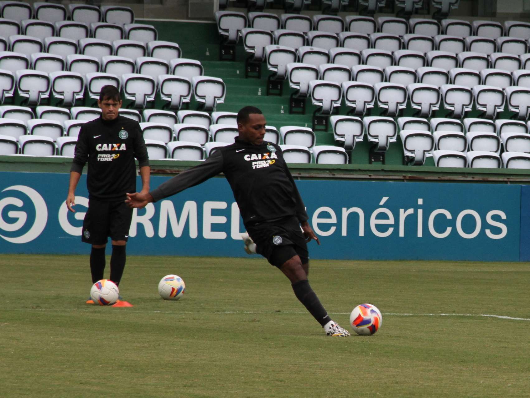 Luccas Claro segue para SC