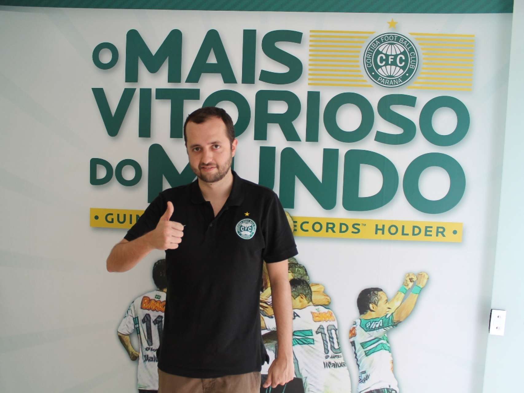 C�nsul coxa-branca da Espanha visita Curitiba