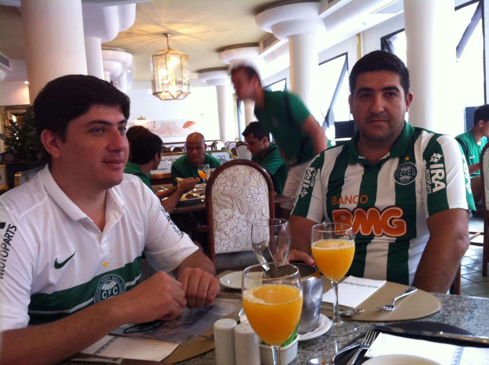 Torcedores almo�am com o elenco em a��o exclusiva