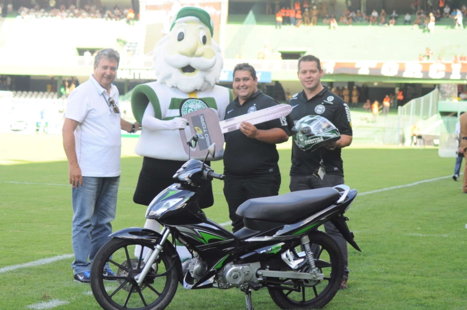 S�cio recebe o pr�mio no gramado do Atle-Tiba