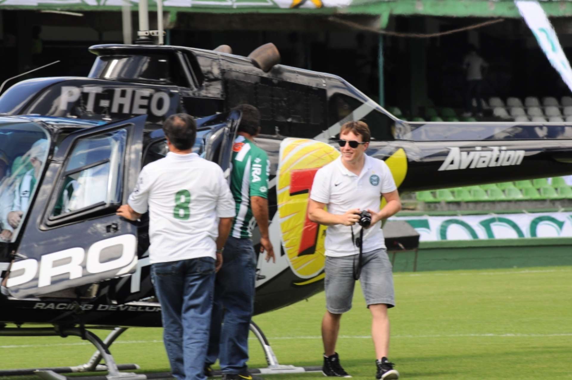 S�cios chegam de helic�ptero ao Atle-Tiba