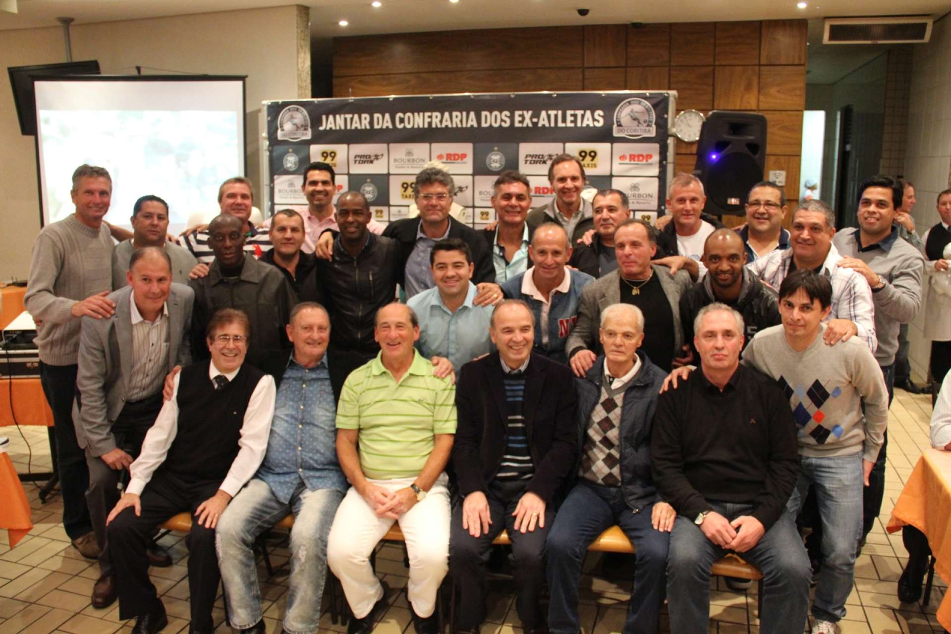 Jantar com �dolos