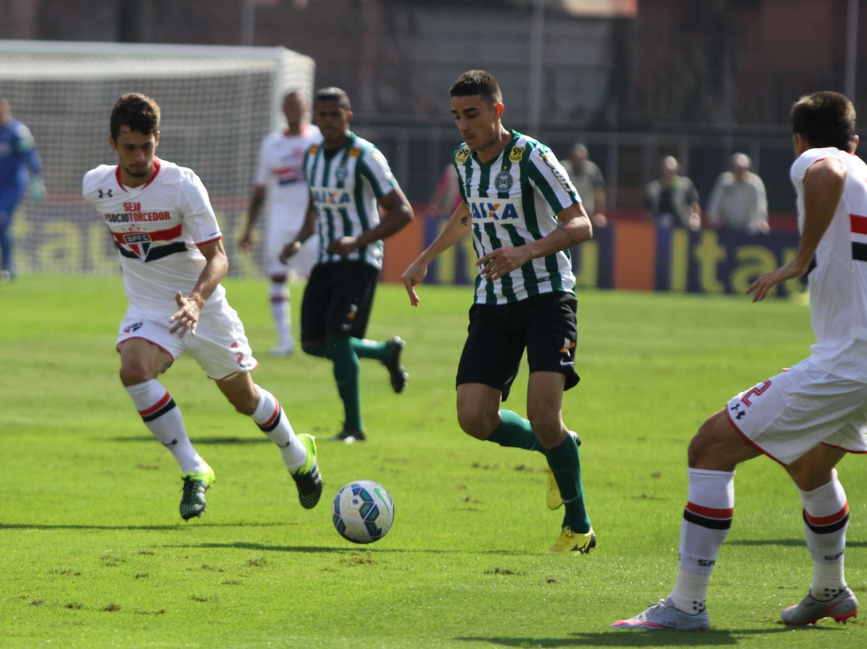 Coxa sofre rev�s no Morumbi