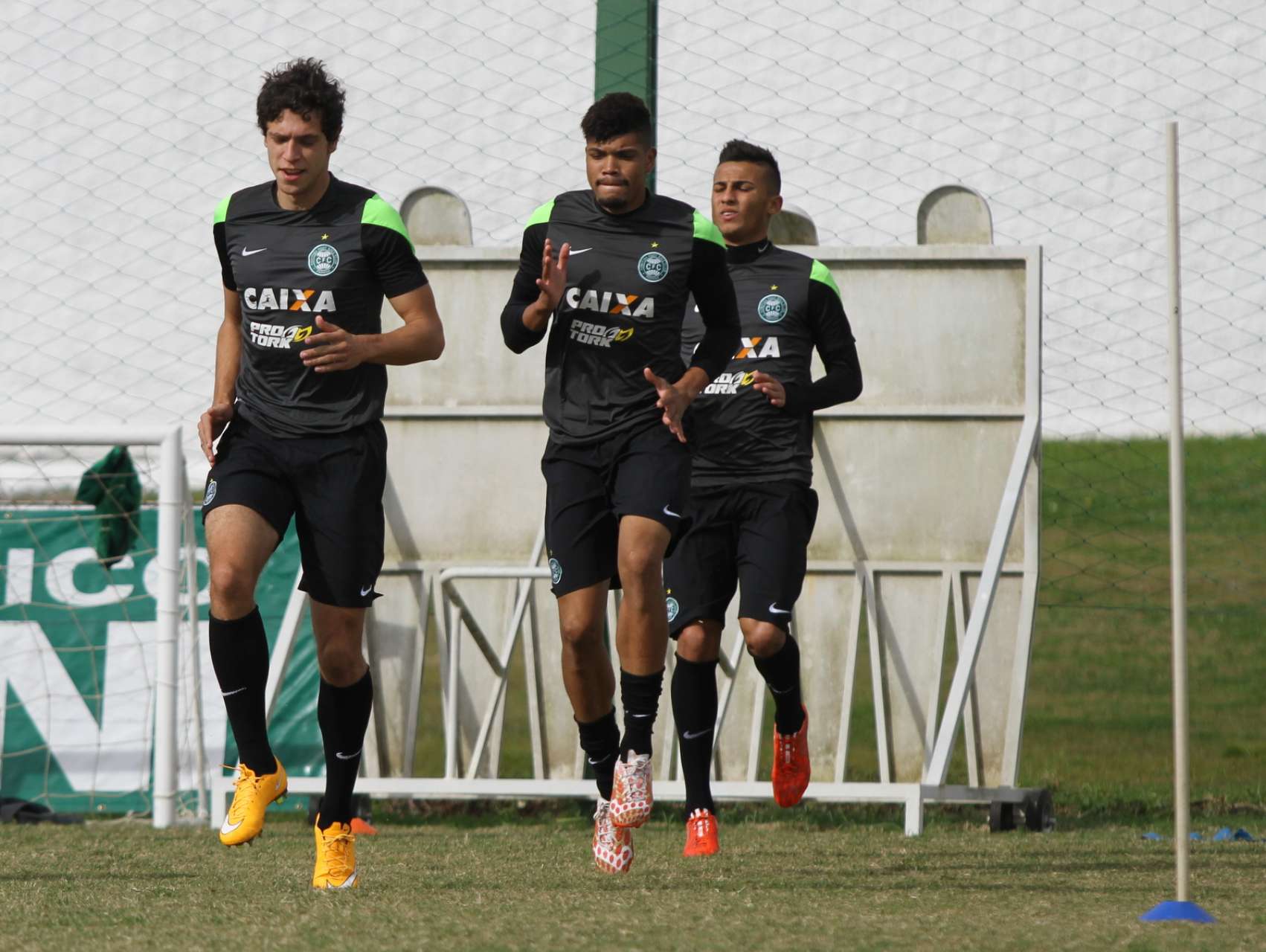 Coxa inicia semana de treinos