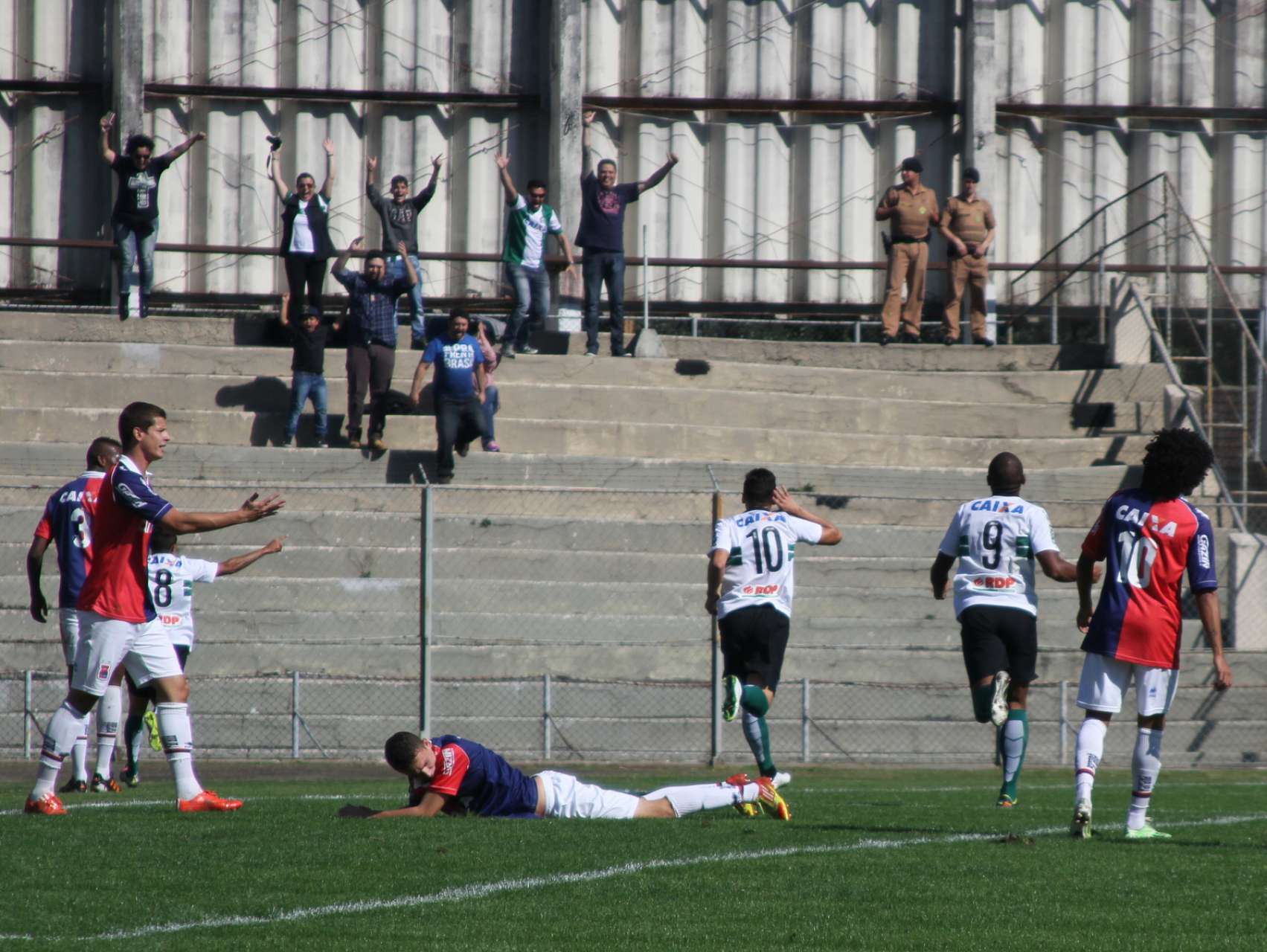 Coxa vence o Paran� na Vila