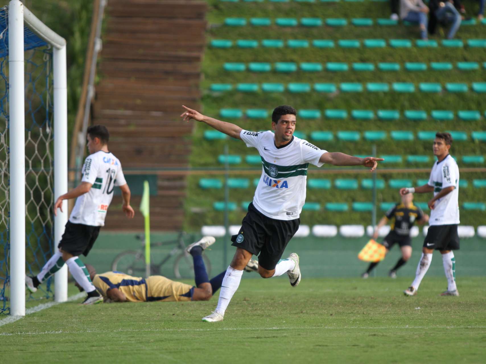Sub-23 vence e lidera